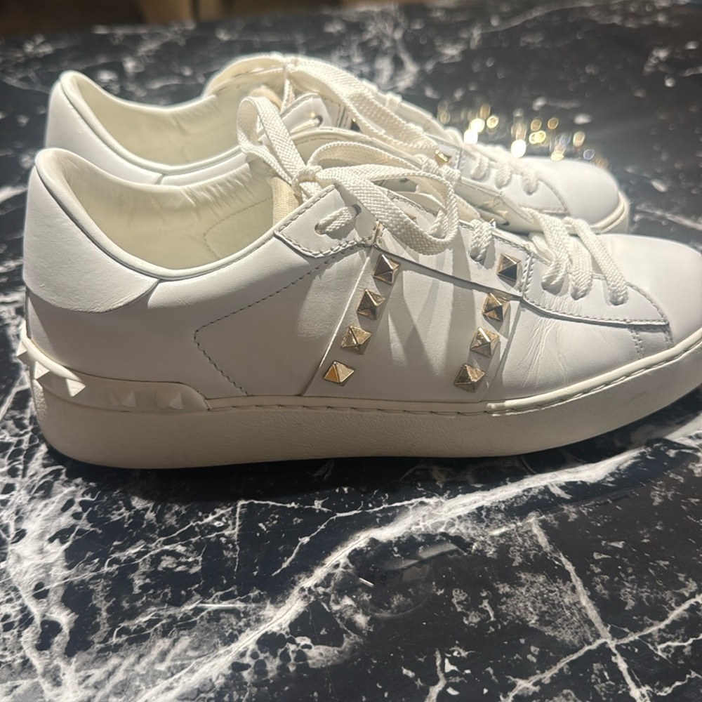 Valentino stud size 38
Worn 3 times. Like new- slight scuff on right toe.